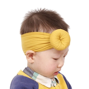 Dettaglio della fascia per neonati in nylon giallo con nodo a ciambella plissettato