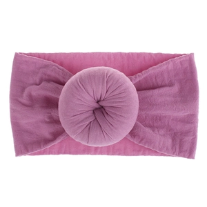 Dettaglio della fascia in nylon rosa-viola con un nodo compatto a forma di ciambella