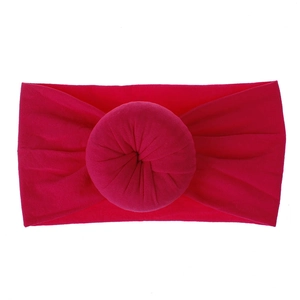 Dettaglio della fascia in nylon rosso con nodo a ciambella in morbida maglia elastica