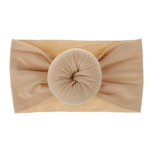 Dettaglio della fascia per neonati in nylon marrone chiaro con design a nodo donut