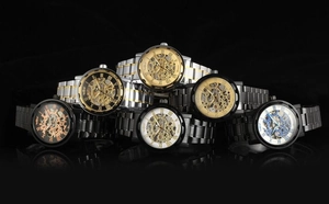 Vue macro de plusieurs montres mécaniques squelettes avec engrenages et bracelets métal