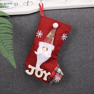 Chaussette de Noël avec Père Noël 3D et lettrage JOY sur tissu en lin rouge rustique