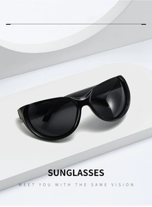 Détail des lunettes de soleil de sport Y2K noires avec une monture aérodynamique