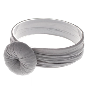 Dettaglio della fascia neonato in nylon grigio con morbido nodo a ciambella moda