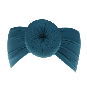 Dettaglio fascia per neonati in nylon verde scuro con morbida trama a nodo donut