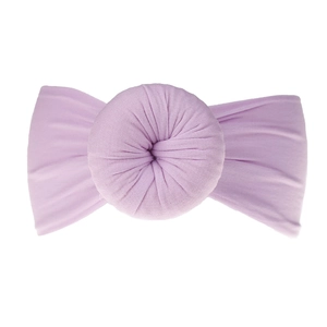Dettaglio della fascia per neonati in nylon viola chiaro con nodo a ciambella morbido