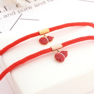 Bracciale cordoncino rosso con ciondolo zucca dorata e cristalli rossi portafortuna
