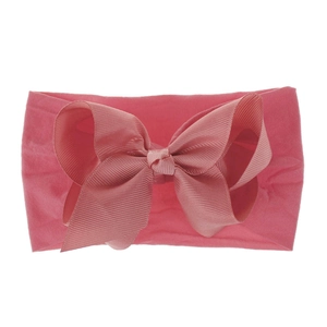Nahaufnahme von rosa Schleifen-Stirnband mit elastischem Nylonband für Babys und Kinder