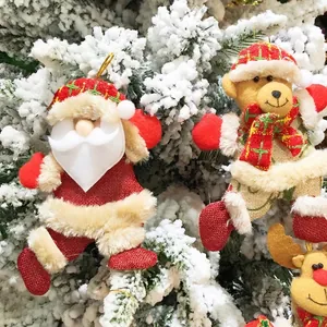 Weihnachtsanhänger Set mit Nikolaus Rentier und Bär am verschneiten Tannenbaum