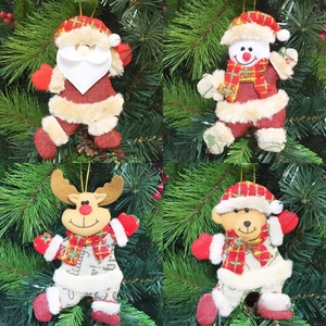 Detail von vier Weihnachts-Plüschfiguren mit Weihnachtsmann, Schneemann, Rentier und Bär