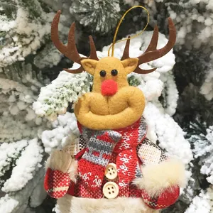 Weihnachts-Rentier-Anhänger mit rotem Schal und Goldschnur am verschneiten Baum