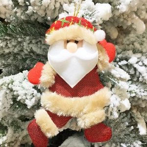 Detailansicht eines flauschigen Weihnachtsmanns mit kariertem Hut am Weihnachtsbaum