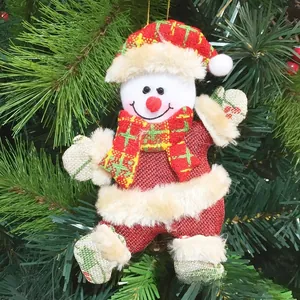 Detailansicht eines Plüsch-Schneemanns mit rotem Karohut am Weihnachtsbaum