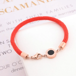Bracelet cordon rouge avec pendentif chiffres romains en or rose et acrylique noir