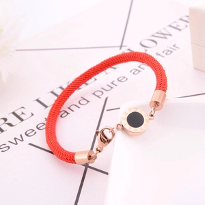 Bracelet cordon rouge avec pendentif chiffres romains or rose et fermoir mousqueton