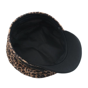 Casquette gavroche à motif léopard avec bord noir et texture pelucheuse, vue de haut