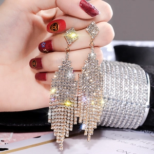 Boucles d'oreilles longues à pampilles avec strass brillants pour tenue de soirée