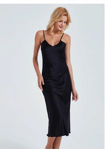 Vue détaillée du tissu en satin noir brillant et de la texture douce de la robe longue