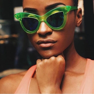 Nahaufnahme eines Models mit neongrüner quadratischer Sonnenbrille mit dunklen Gläsern