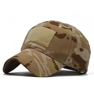 Détail de la casquette tactique camouflage montrant le tissu ripstop durable et le velcro