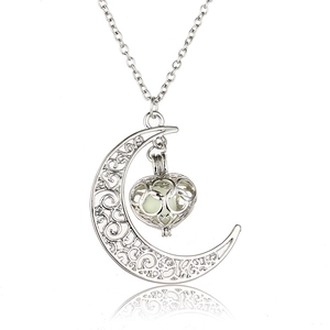 Collier avec pendentif lune et cœur évidé lumineux et perle brillante sur fond blanc