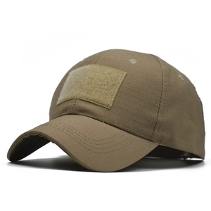 Détail de la casquette tactique beige avec tissu ripstop et zone velcro pour écusson