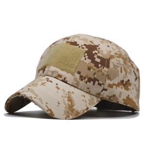 Vue détaillée d'une casquette tactique camouflage avec zone velcro frontale