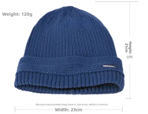Detail view of navy blue ribbed knit beanie with dimensions 21x23cm and metal tag decor