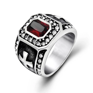 Bague aristocratique vintage avec pierre rouge et relief croix sur anneau argent
