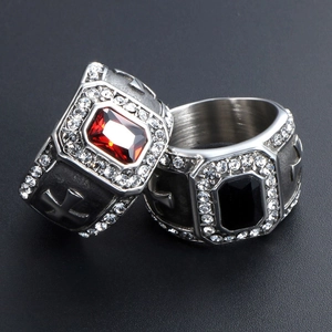 Bagues vintage en argent avec pierres précieuses carrées rouges et noires et reliefs