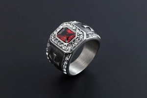 Détail macro d'une bague en argent sertie d'une gemme rouge carrée et de zircons clairs