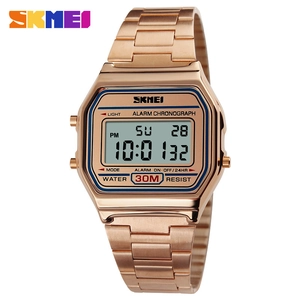 Dettaglio orologio digitale in oro rosa con cinturino in acciaio e cassa ottagonale