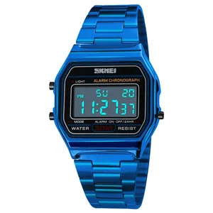 Dettaglio macro dell'orologio sportivo digitale retrò con finitura blu metallizzata
