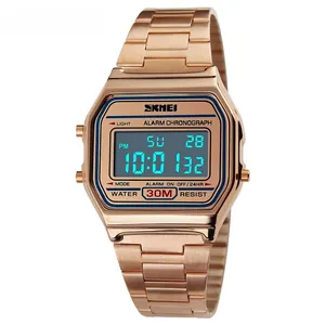Dettaglio del quadrante dell'orologio digitale oro rosa con display LCD e impermeabilità 30m