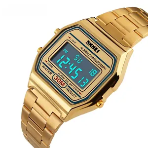 Dettaglio dell'orologio digitale in acciaio dorato con display LCD e impermeabilità 30M