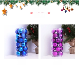 Détails des boules de Noël bleues et violettes aux finitions brillantes et mates