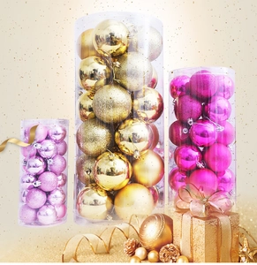 Détails de boules de Noël assorties dorées et roses dans un emballage boîte transparent