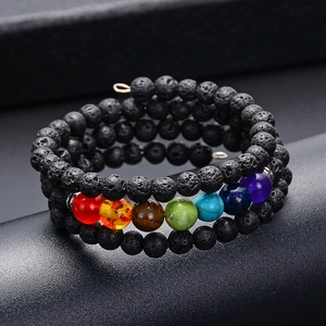 Bracelet wrap multicouche en pierre de lave et sept perles de chakra colorées
