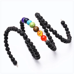 Vue macro du bracelet chakra multi-rangs en pierre de lave noire et sept perles colorées
