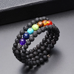 Vue détaillée du bracelet triple en pierre de lave avec sept perles de chakra colorées