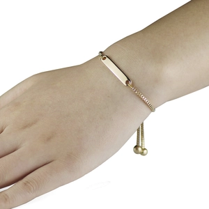 Detailsicht auf verstellbares goldenes Edelstahl-Bar-Armband mit Gleitverschluss-Kugel