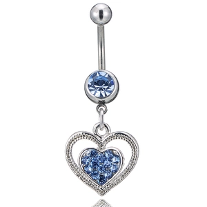 Silberner Bauchnabelpiercing mit blauem Herzanhänger aus Kristall auf weißem Hintergrund