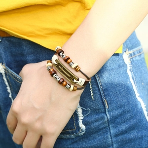 Bracciale multistrato in pelle con perline di legno e ciondolo a croce in bronzo retrò