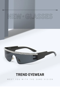 Gros plan de lunettes de soleil sans monture avec strass brillants et larges branches noires