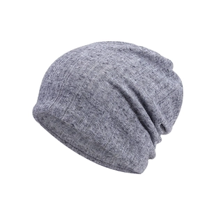 Detalle del tejido de punto acanalado gris en un gorro de verano transpirable y suave