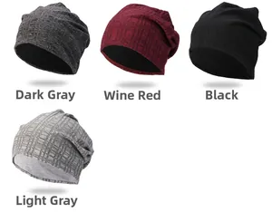 Detail der vertikalen Strickstruktur von vier Beanies in Dunkelgrau, Weinrot, Schwarz und Grau