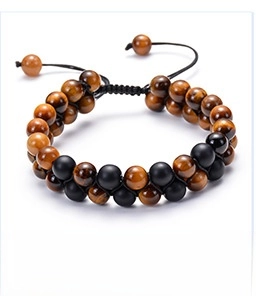 Detalle de pulsera ajustable de doble fila con cuentas de ojo de tigre y negro mate