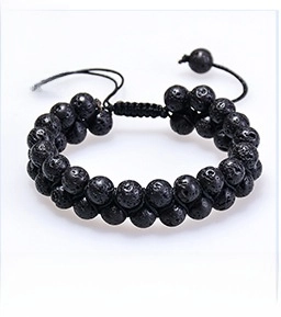 Primer plano de pulsera de doble capa de cuentas de lava negra con cordón trenzado ajustable