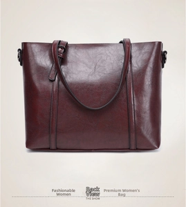 Vue arrière du sac cabas bordeaux foncé avec texture en similicuir brillant et anses