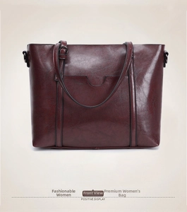 Vue de face d'un sac cabas bordeaux vintage avec détails de boucle métal